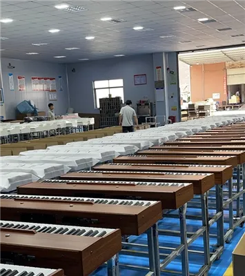 Amaki sabzavotlarni sotishda elektr pianino chaladi.